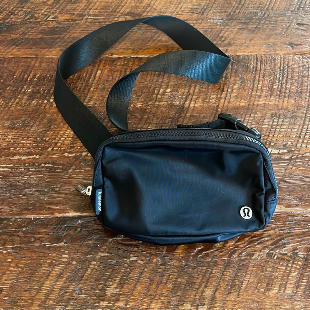 1L Black and silver lululemon belt bag